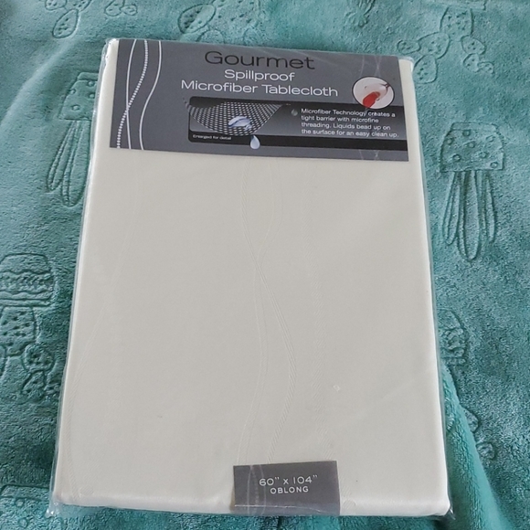 NWOT Tablecloth/Placemats Bundle - Picture 2 of 7